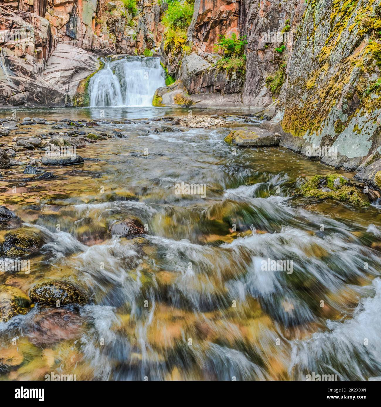 Cascata sul torrente tenderfoot nel piccolo belt le montagne vicino al bianco delle molle di zolfo, montana Foto Stock