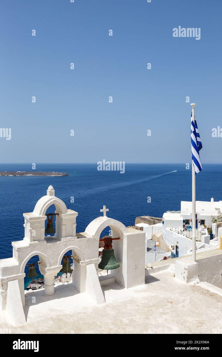 Santorini isola vacanze in Grecia viaggio Oia città Mediterraneo mare e chiesa ritratto formato Santorin Foto Stock