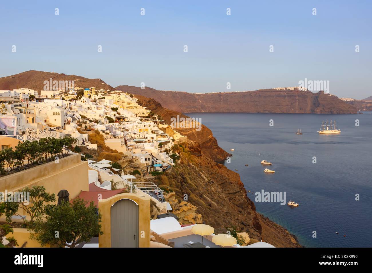 Santorini isola vacanze in Grecia viaggio Oia città Mar Mediterraneo sera Santorin Foto Stock