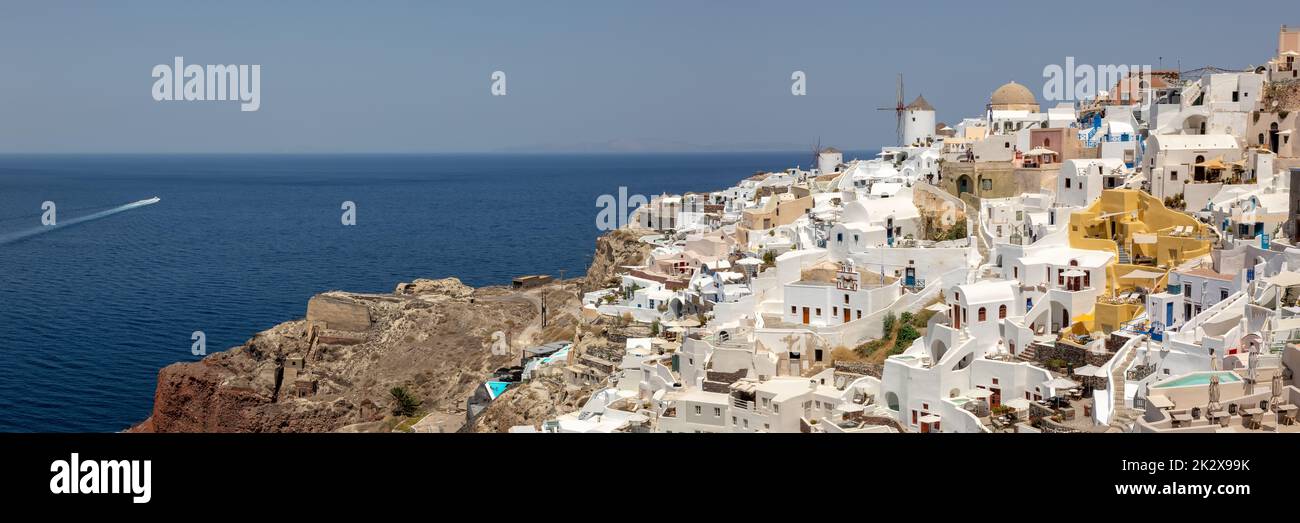 Santorini isola vacanze in Grecia viaggio Oia città Mediterraneo con mulini a vento panorama Santorin Foto Stock