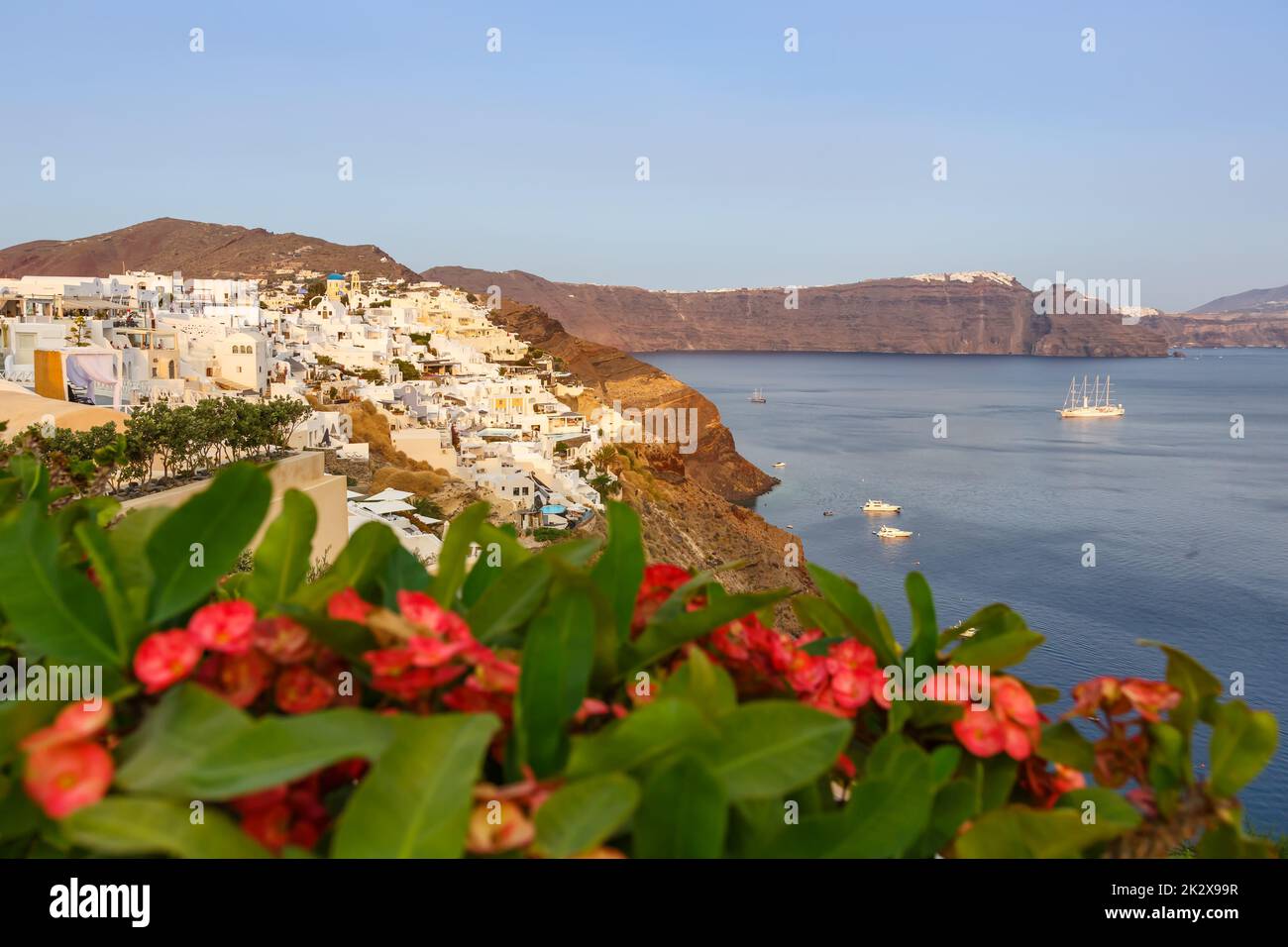 Santorini isola vacanze in Grecia viaggio Oia città Mar Mediterraneo sera Santorin Foto Stock