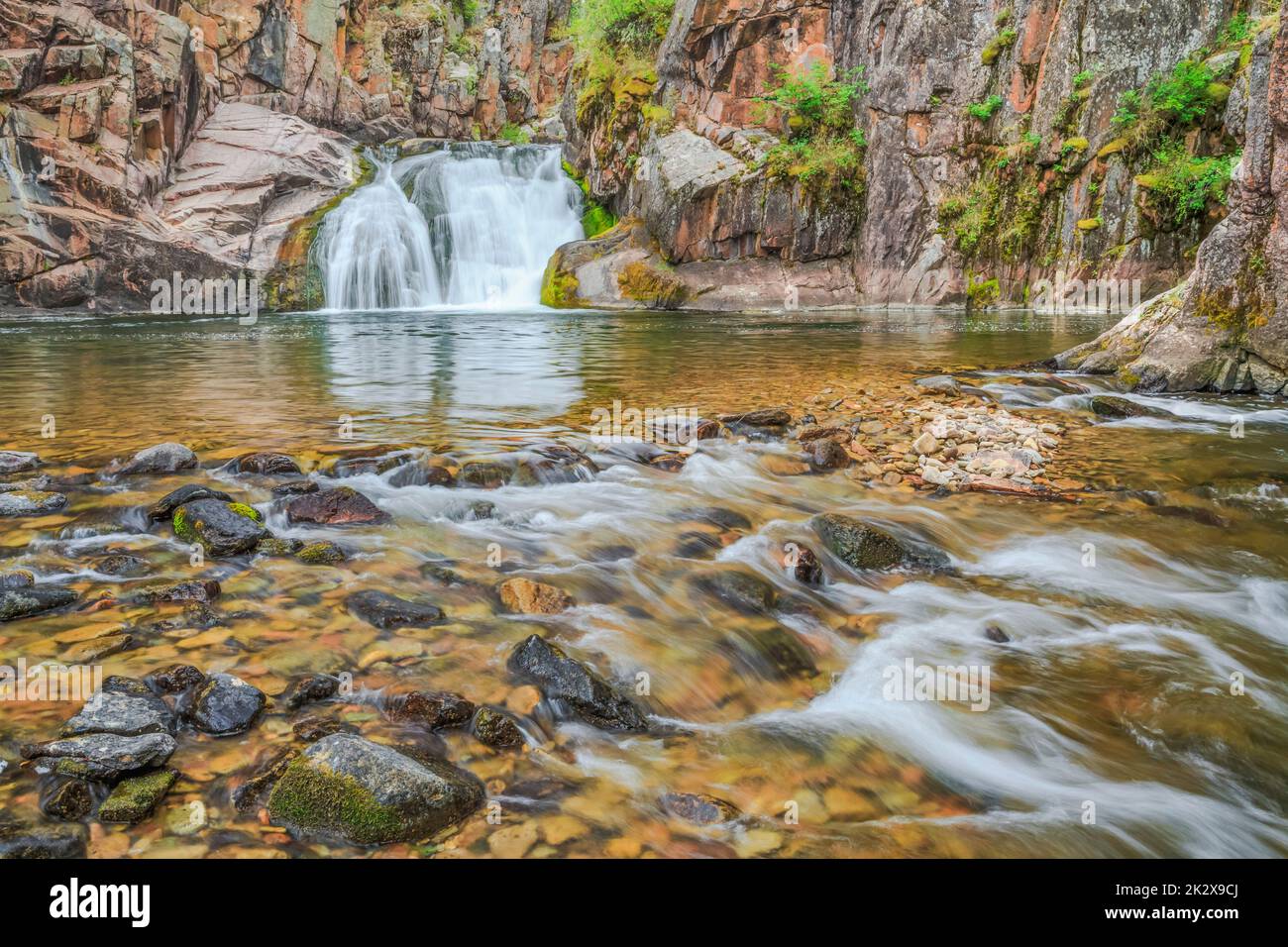 Cascata sul torrente tenderfoot nel piccolo belt le montagne vicino al bianco delle molle di zolfo, montana Foto Stock