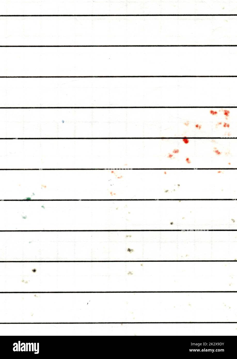 Alta risoluzione grande immagine primo piano di usato, logoro grafico a linee carta texture sfondo scansione con macchie di colore dalla scrittura con marcatori tempo carta da parati vecchia scuola con spazio di copia per il testo Foto Stock