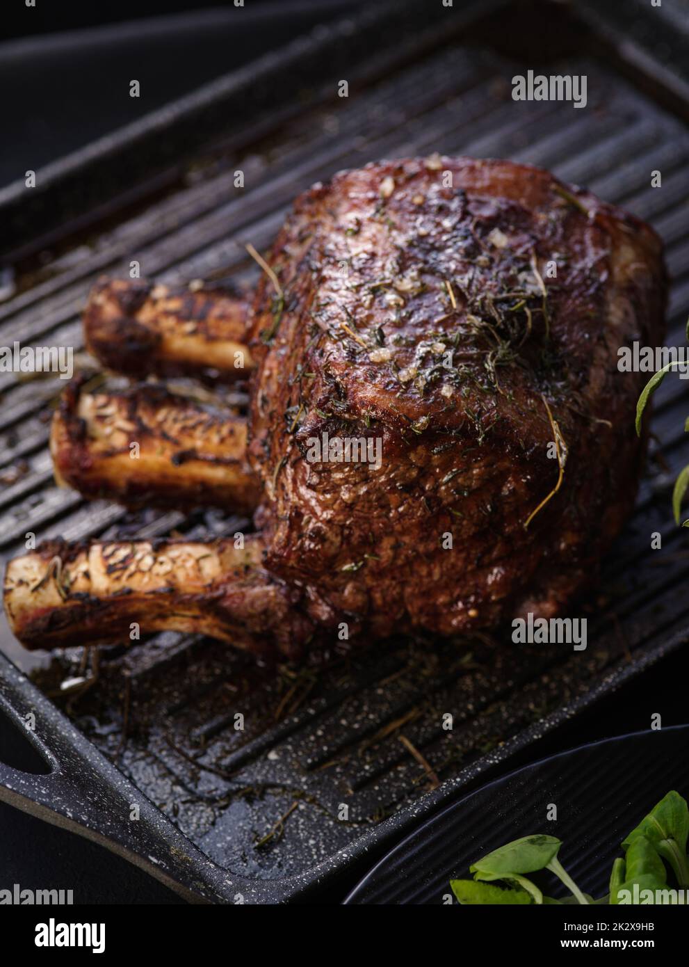 Un pezzo di carne grigliato con osso in una padella. Bistecca fritta. Tostatura - Media rara Foto Stock