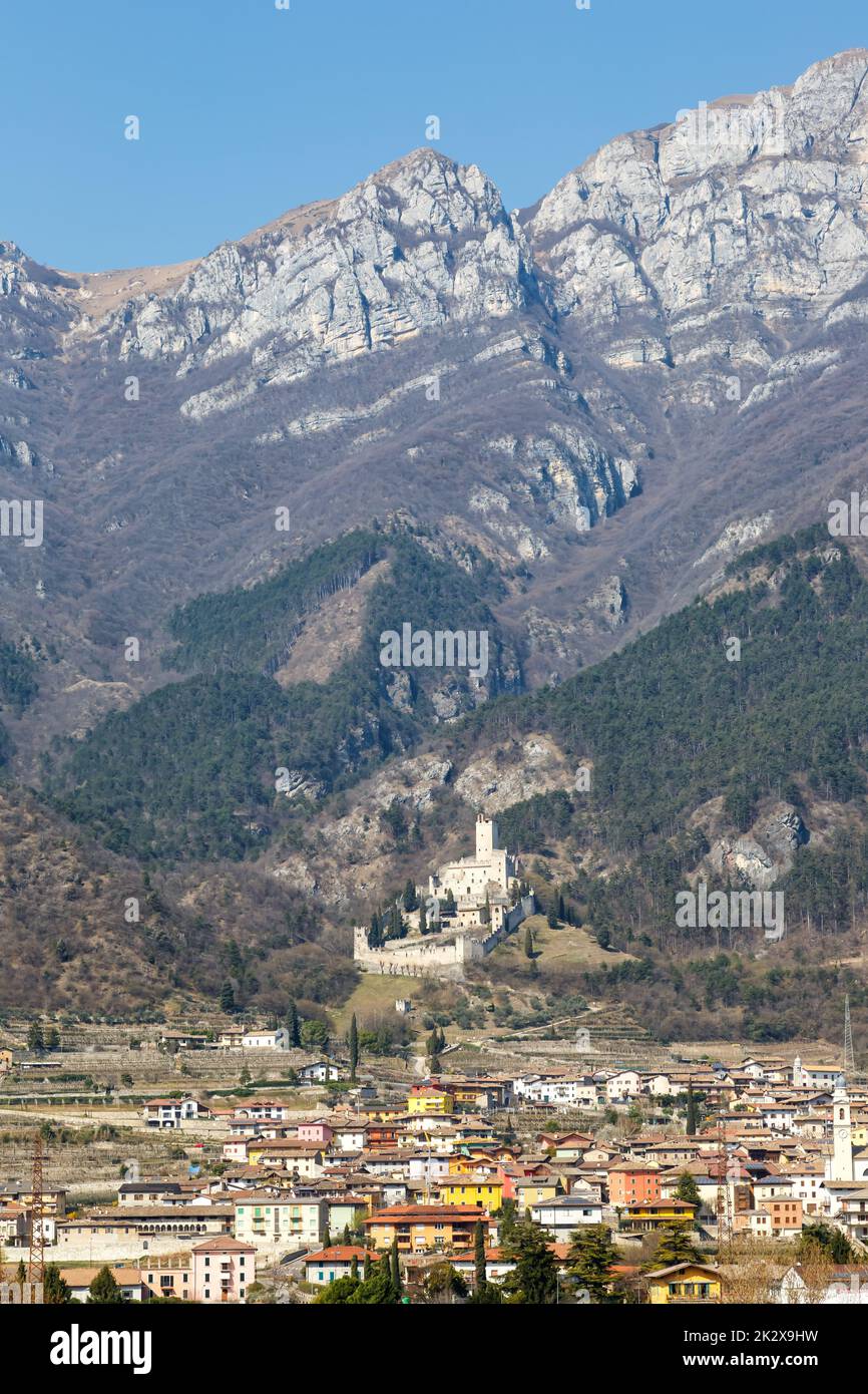 Castello di Avio paesaggio paesaggio provincia Trento Alpi montagne formato ritratto in Italia Foto Stock