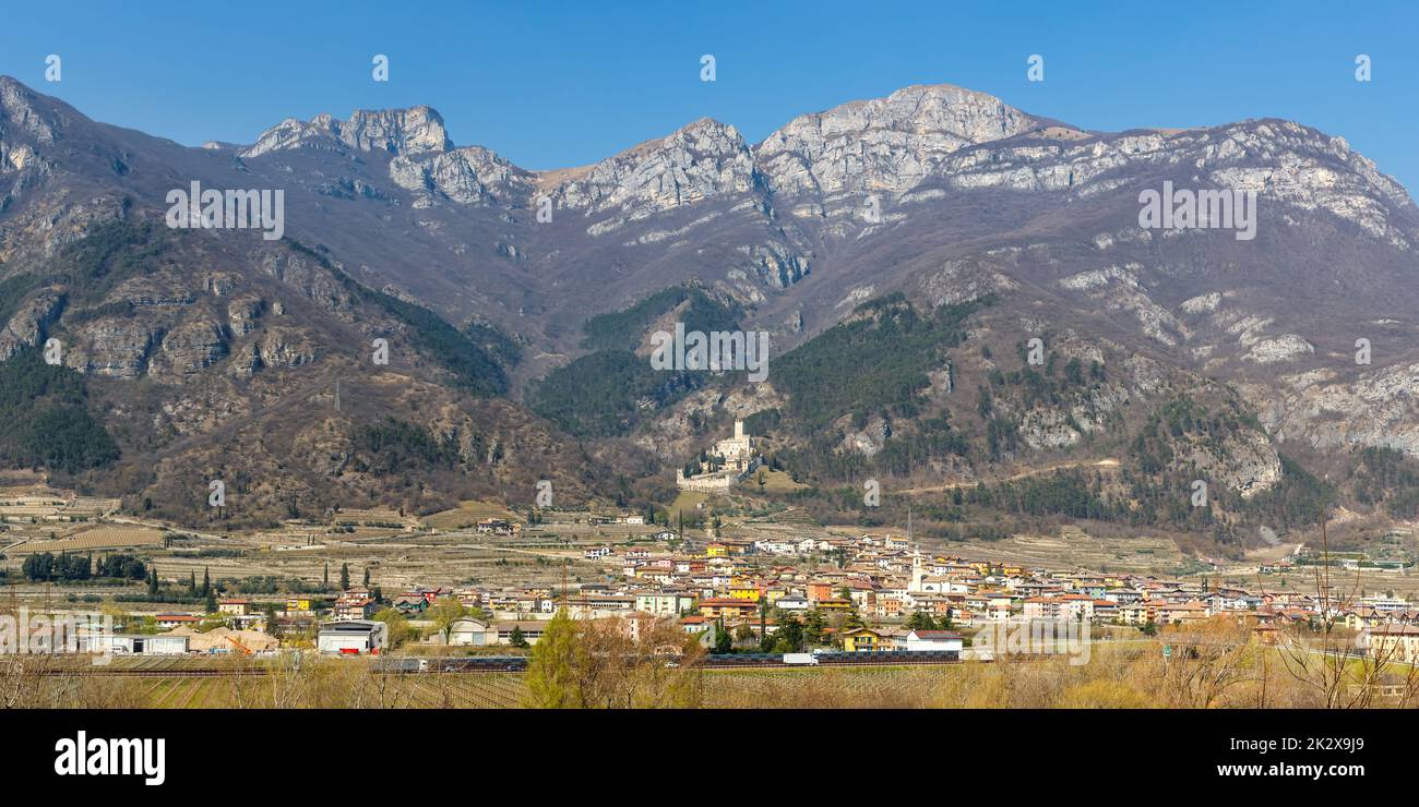Castello di Avio paesaggio paesaggio provincia Trento Alpi montagne panorama in Italia Foto Stock