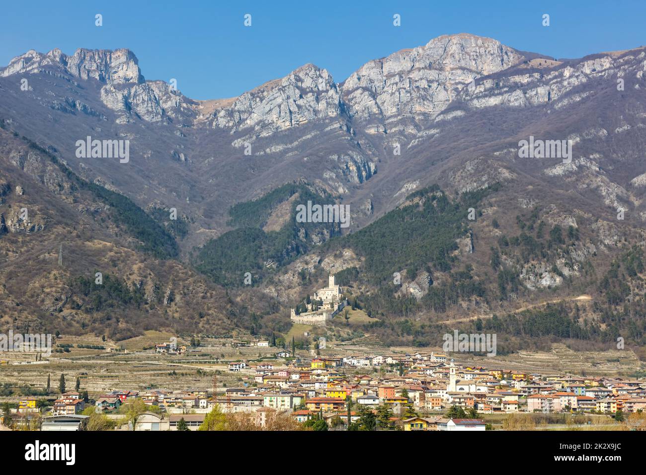 Castello di Avio paesaggio paesaggio provincia Trento Alpi montagne in Italia Foto Stock