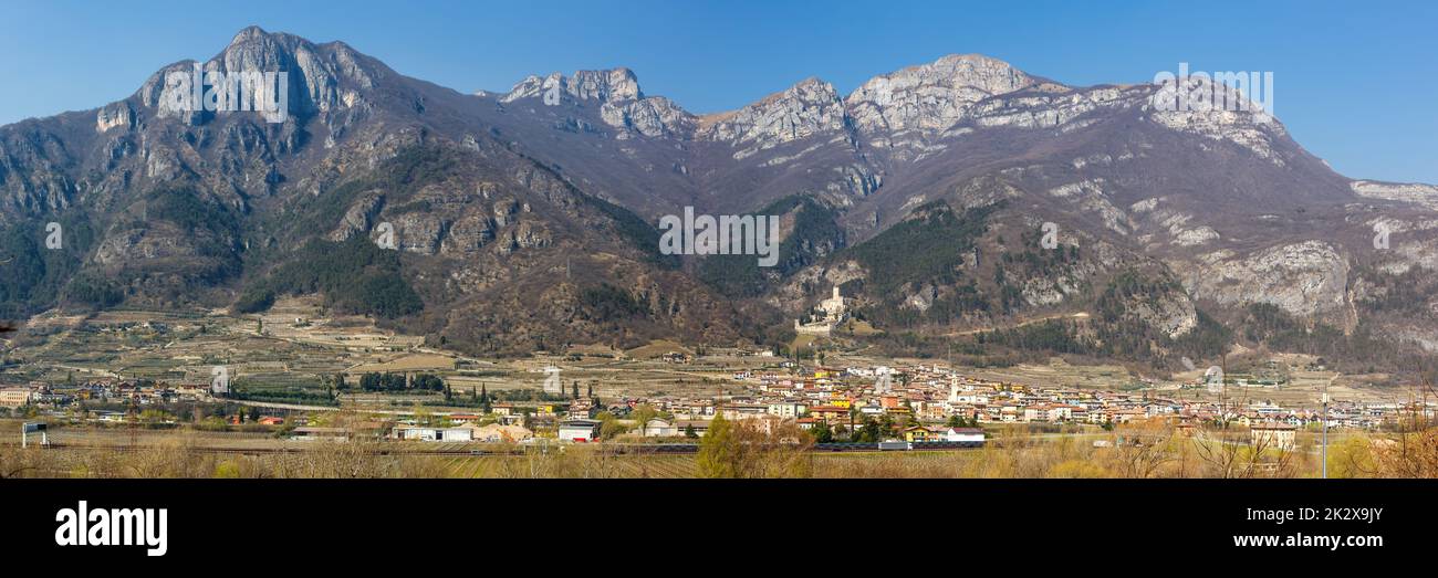 Castello di Avio paesaggio paesaggio provincia Trento Alpi montagne panorama in Italia Foto Stock