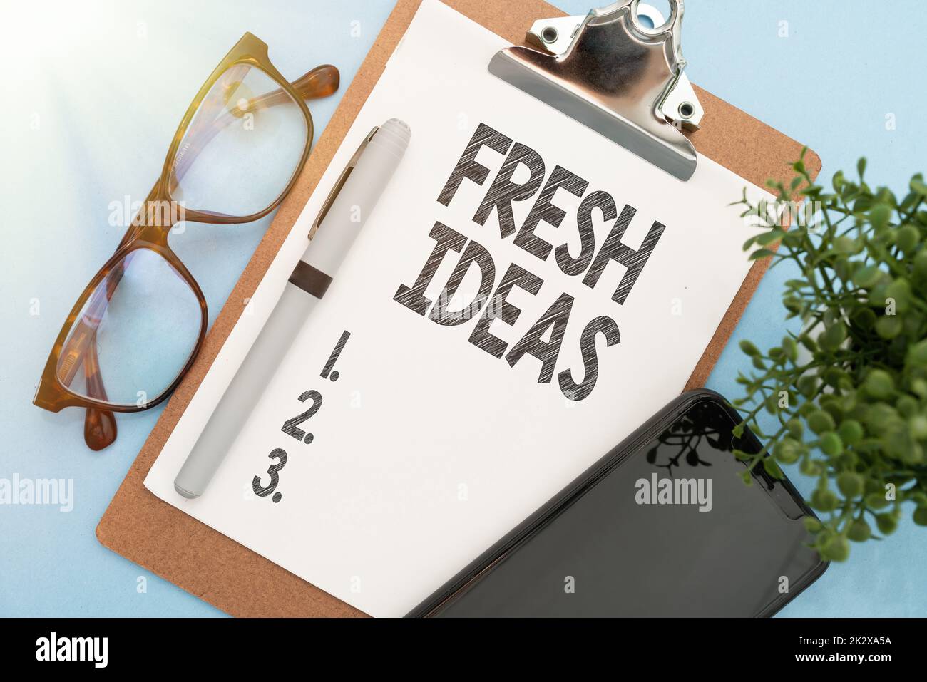 Didascalia concettuale Fresh Ideas. Concetto che significa pensiero o suggerimento per quanto riguarda possibile corso di azione flashy School Office Supplies, insegnare Collezioni di apprendimento, Strumenti di scrittura Foto Stock