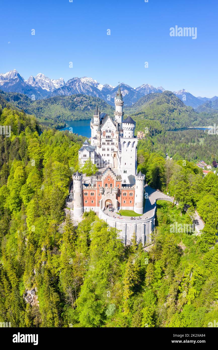 Schloss Neuschwanstein castello vista aerea Alpi paesaggio viaggio ritratto formato in Baviera Germania Foto Stock