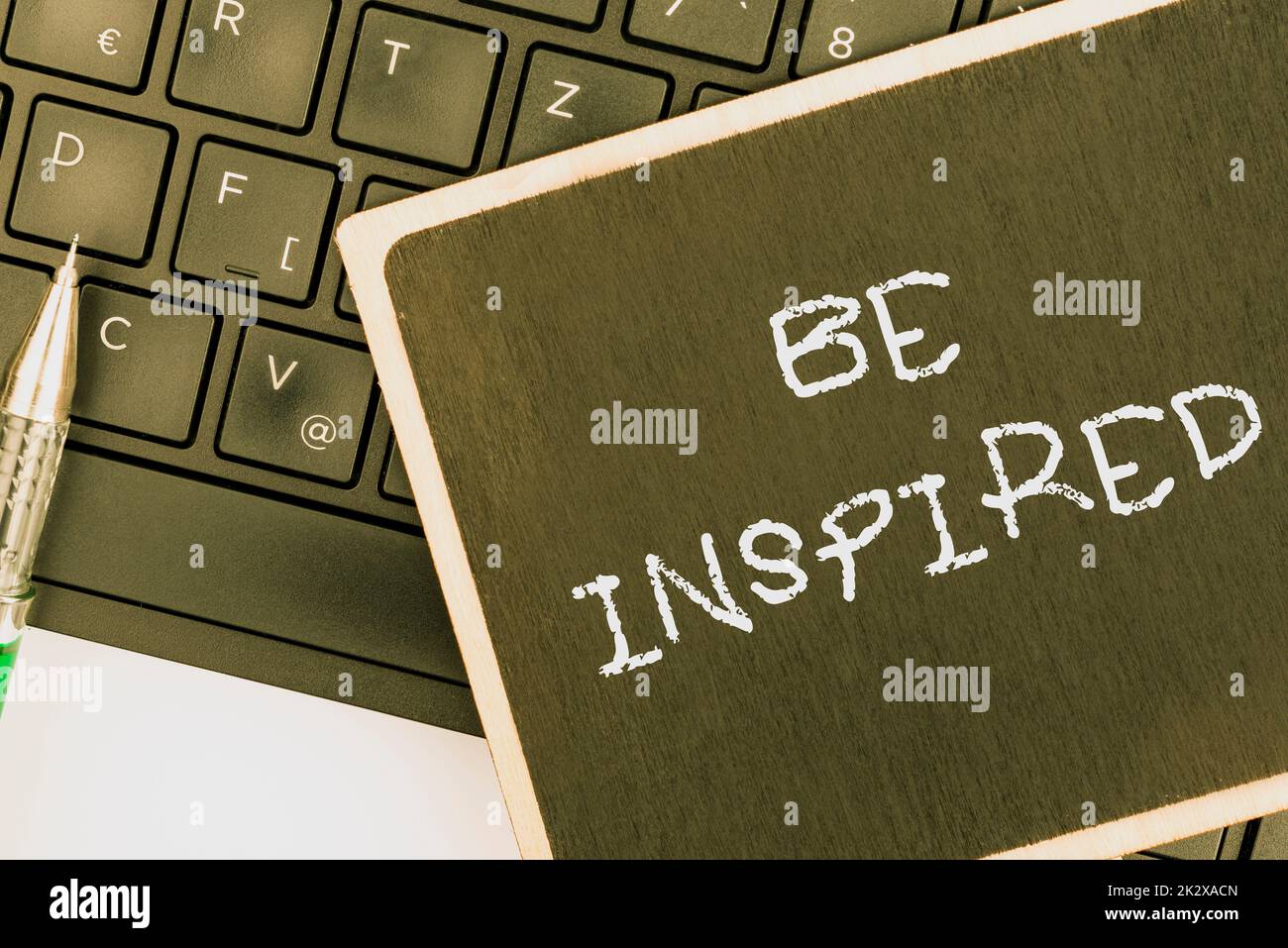 Lasciati ispirare dalla didascalia concettuale. Parola scritta su qualità straordinaria come derivante da alcuni creativi impulso computer tastiera e Symbol.Information Medium per la comunicazione. Foto Stock