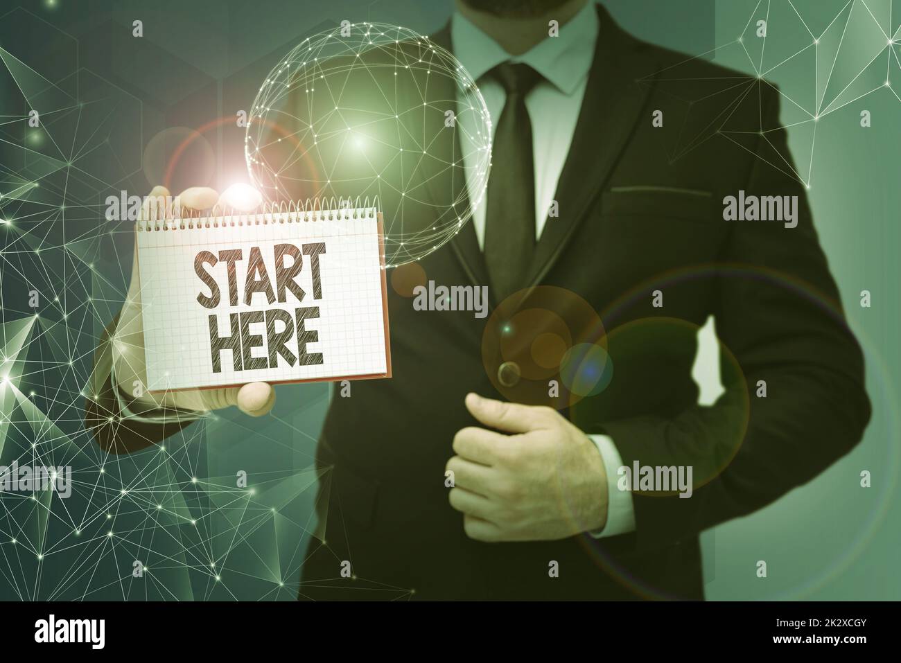 Testo che mostra l'ispirazione inizia qui. Panoramica aziendale dire a qualcuno questo è il punto di inizio per andare da a destinazione uomo d'affari in tuta tenendo il blocco note rappresenta un pensiero globale innovativo. Foto Stock