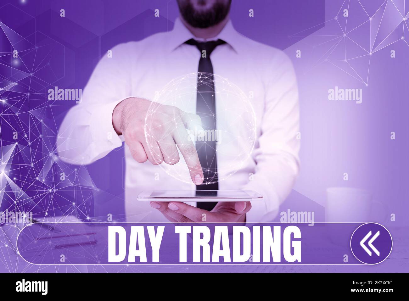 Scrittura a mano testo Day Trading. Business idea titoli specificamente acquistare e vendere strumenti finanziari imprenditore che punta verso il basso tablet rappresenta un pensiero globale innovativo. Foto Stock