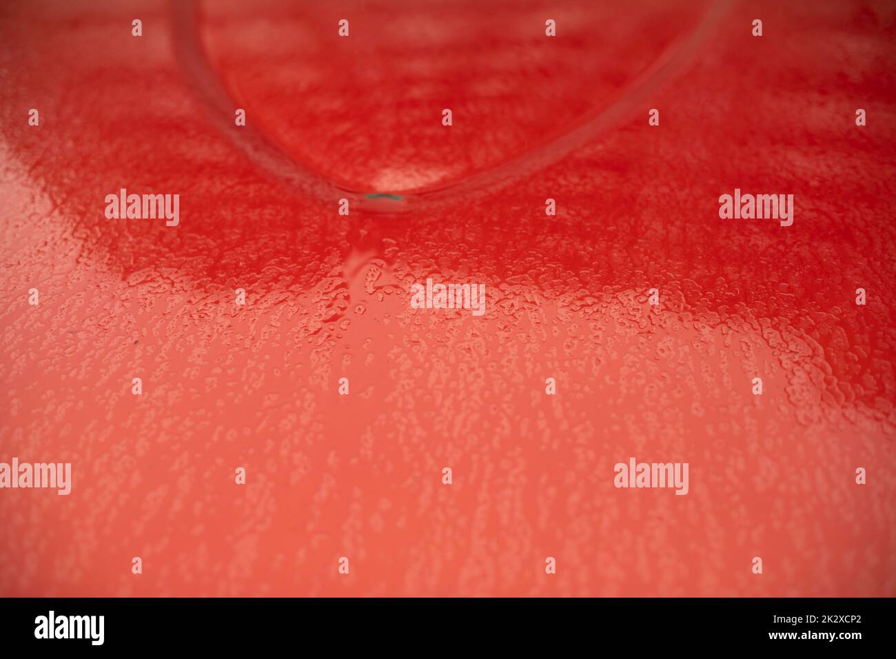 Trasporto su bagnato in dettaglio. Scende in auto. Foto Stock