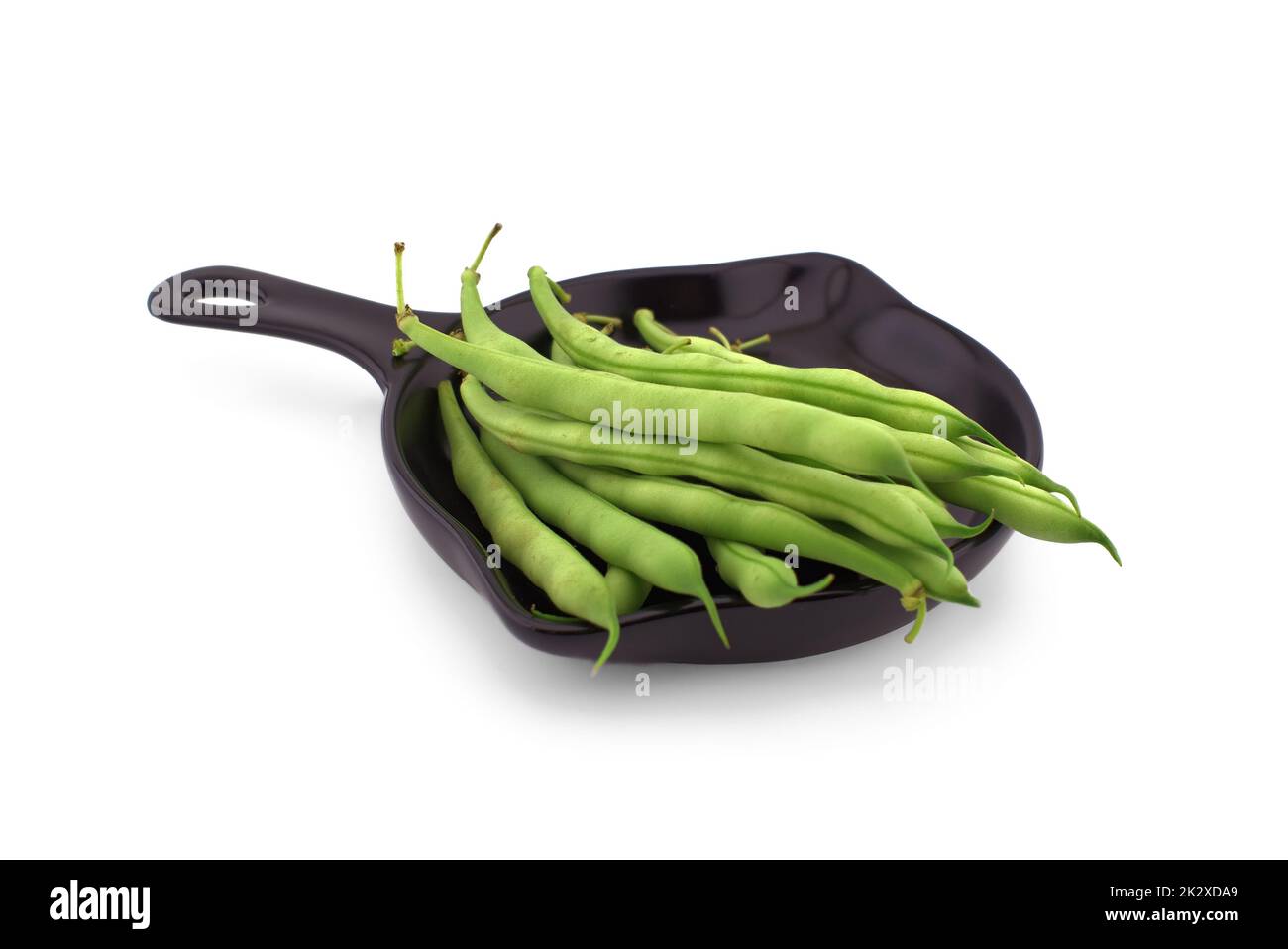Fagioli verdi nella pentola di cottura isolati su bianco Foto Stock