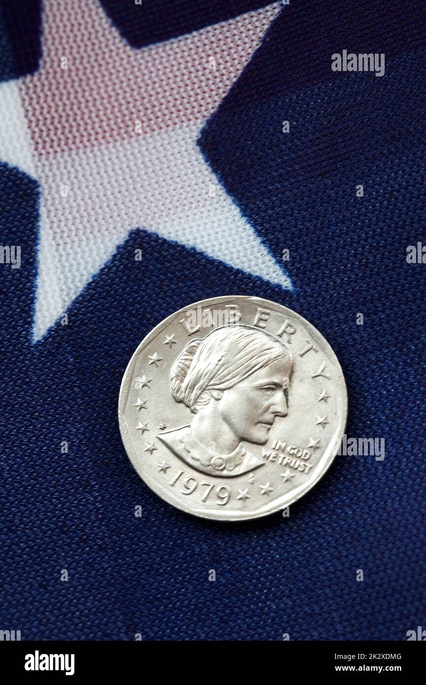una moneta da un dollaro sulla bandiera americana Foto Stock