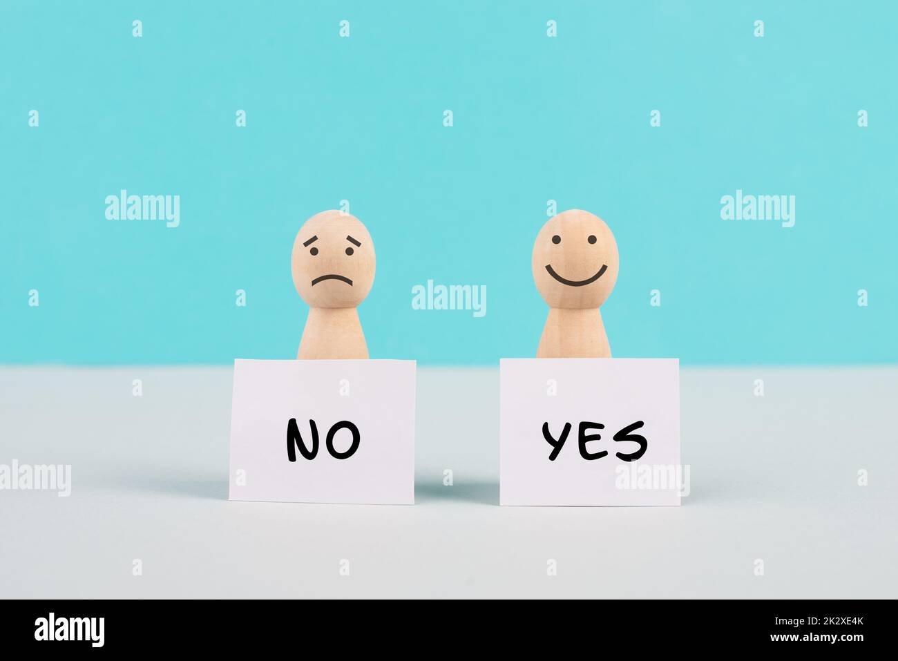 Uomini che hanno segni con le parole sì e no, comunicazione tra le persone, business e concetto di istruzione, minimalismo, fare domande, alla ricerca di una risposta Foto Stock