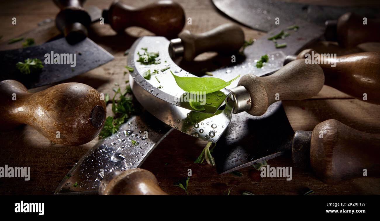 Coltelli Mezzaluna in verdure tritate Foto Stock