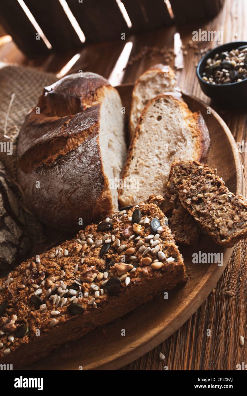 Diversi tipi di pane fresco Foto Stock