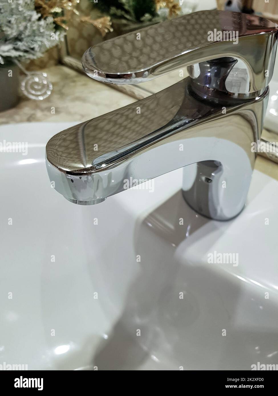 Bagno interno con lussuoso rubinetto cromato lavabo. Design moderno Foto Stock