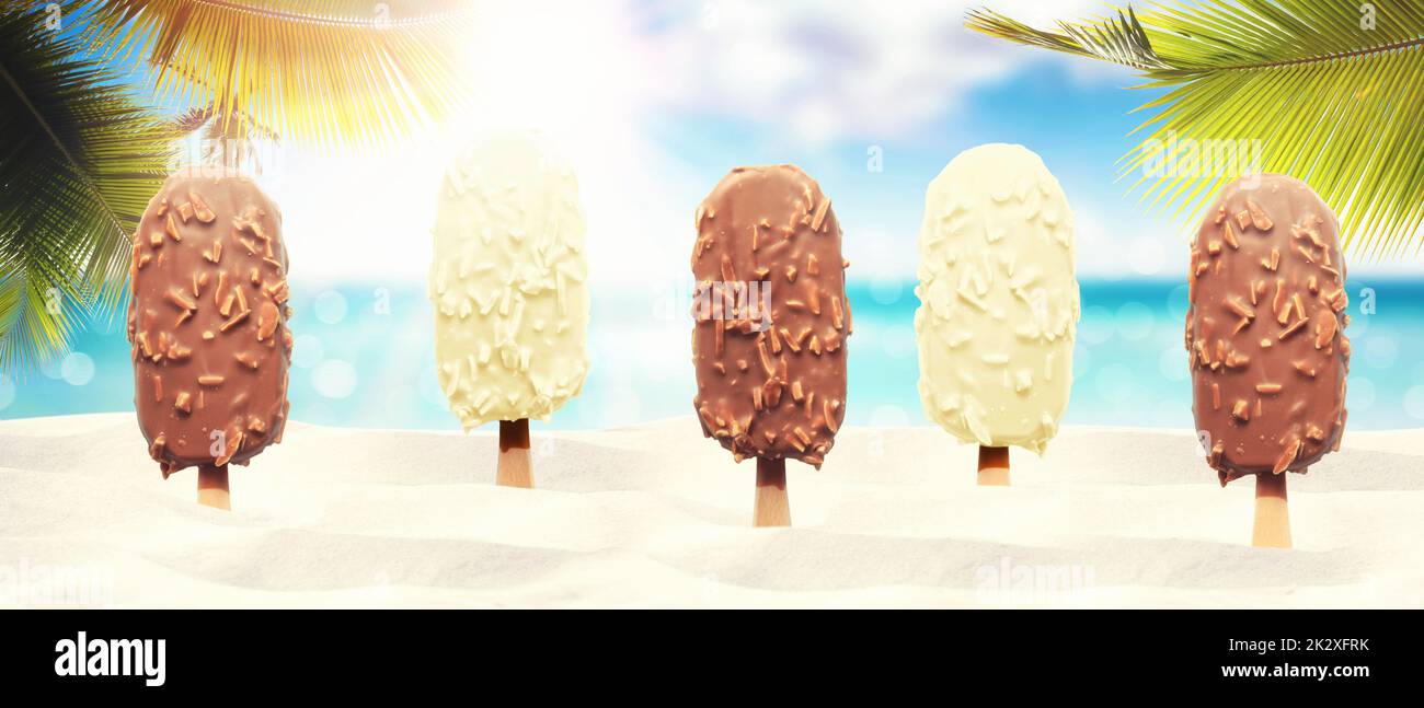Delizioso gelato sulla spiaggia. Sano concetto di cibo estivo. Foto Stock