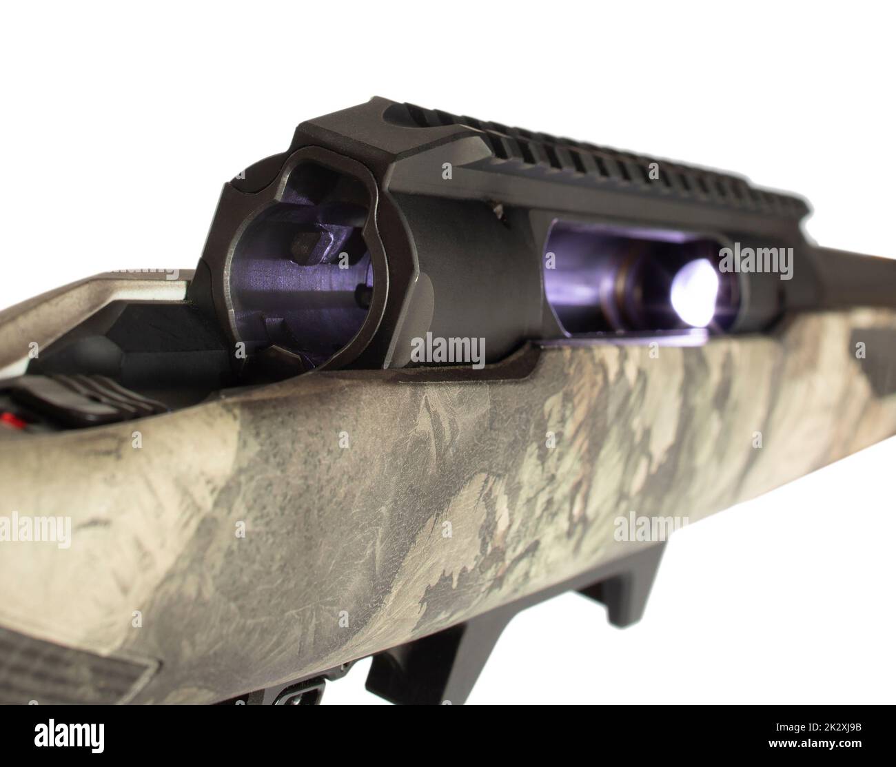 Torcia elettrica attraverso un cilindro della pistola per controllare due volte che la camera è vuota su un fucile con azione a bullone Foto Stock