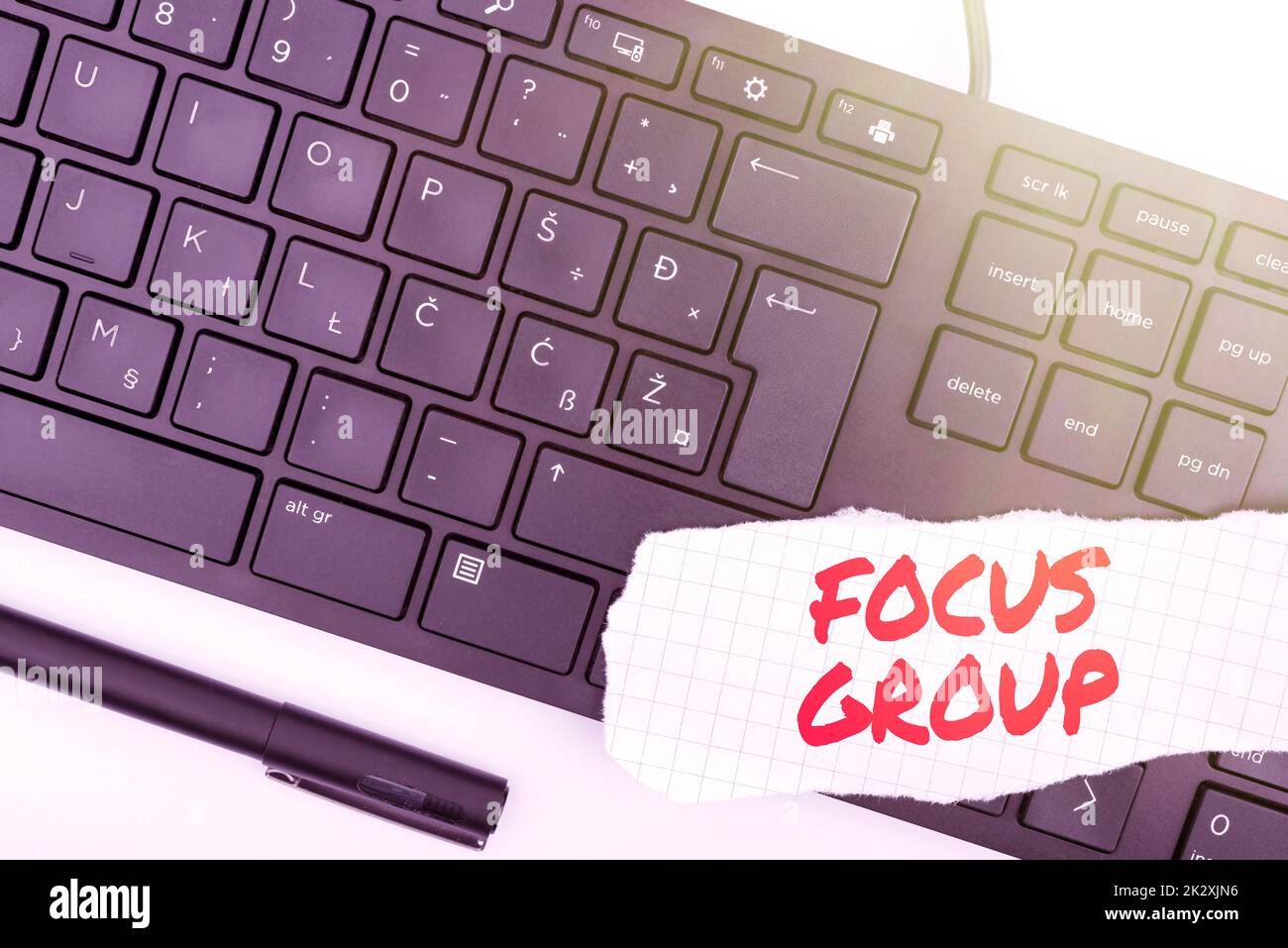 Gruppo di focalizzazione delle didascalie concettuali. Foto concettuale assemblata per partecipare alla discussione su Something computer Keyboard e Symbol.Information Medium for Communication. Foto Stock