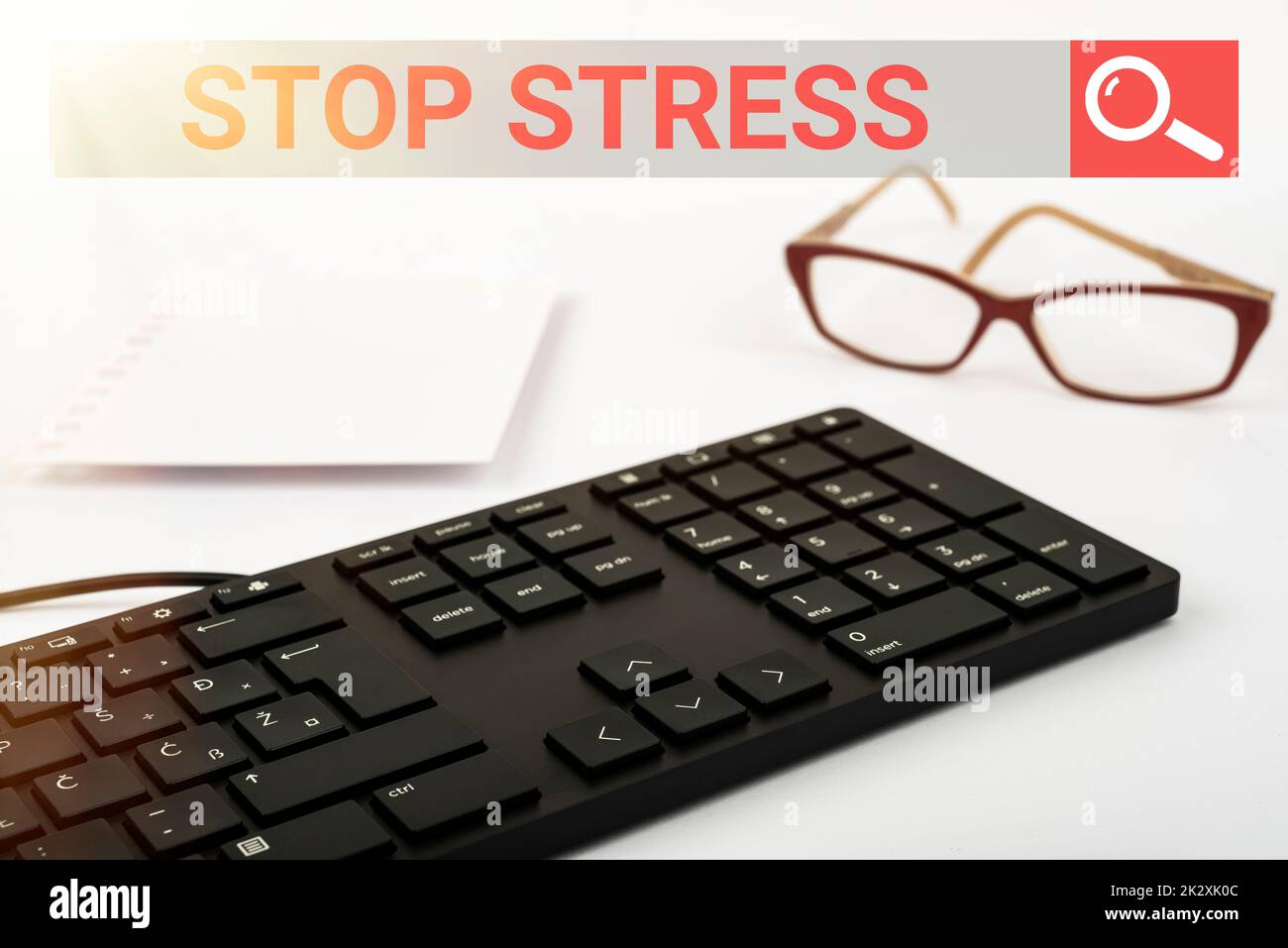 Inspirazione che mostra il segno Stop stress. Concettuale foto cercare aiuto prendere farmaci trascorrere del tempo con gli amoveones ottenere più sonno computer tastiera e Symbol.Information Medium per la comunicazione. Foto Stock