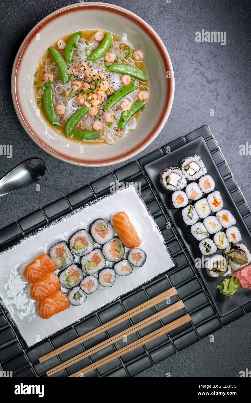 Vari piatti di cucina asiatica con sushi tipico Foto Stock