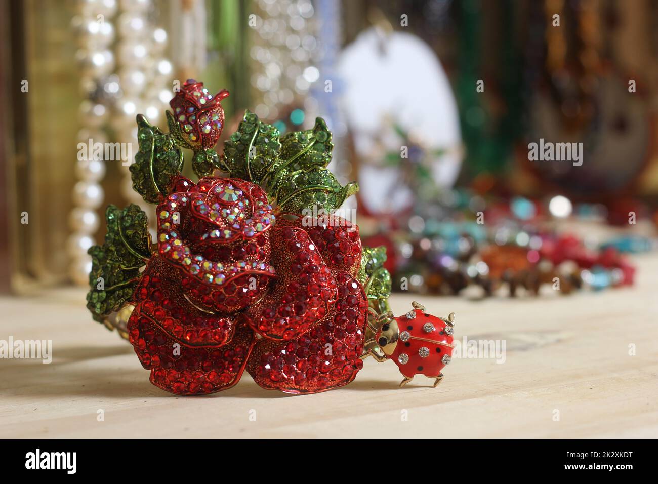 Bracciale in pietra di Rhinestone d'epoca con scatola di gioielli sullo sfondo Foto Stock