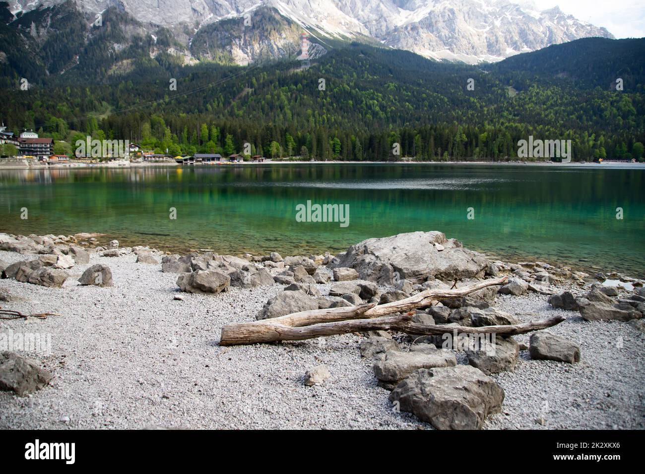 Vista sulla splendida montagna Zugspitze e l'Eibsee in Baviera, Germania Foto Stock