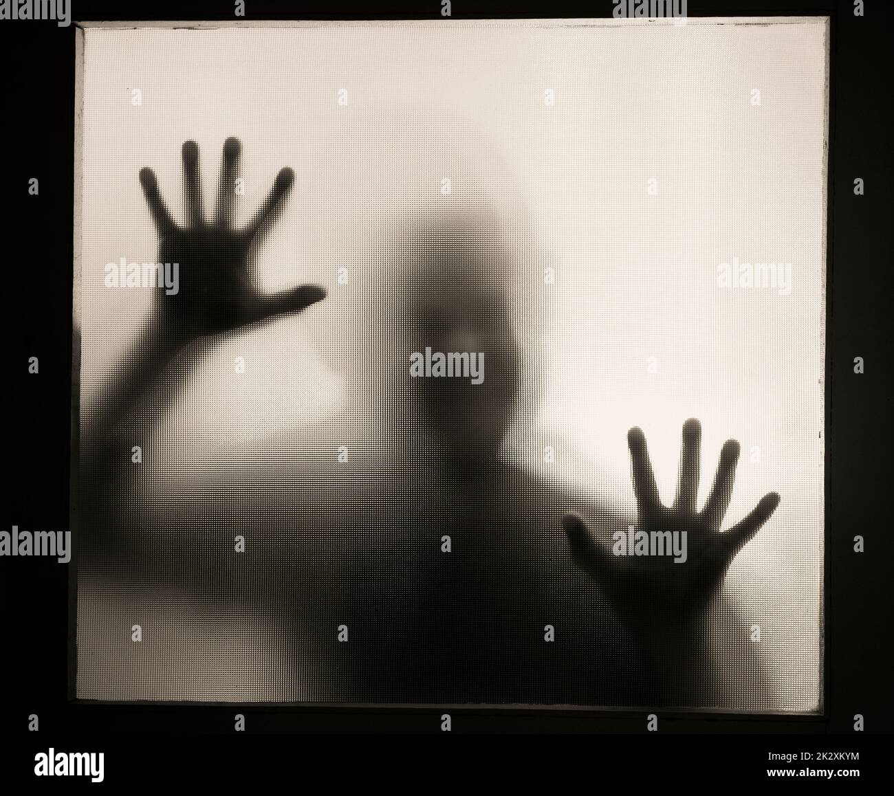 Figura oscura dietro il vetro - sfondo horror Foto Stock