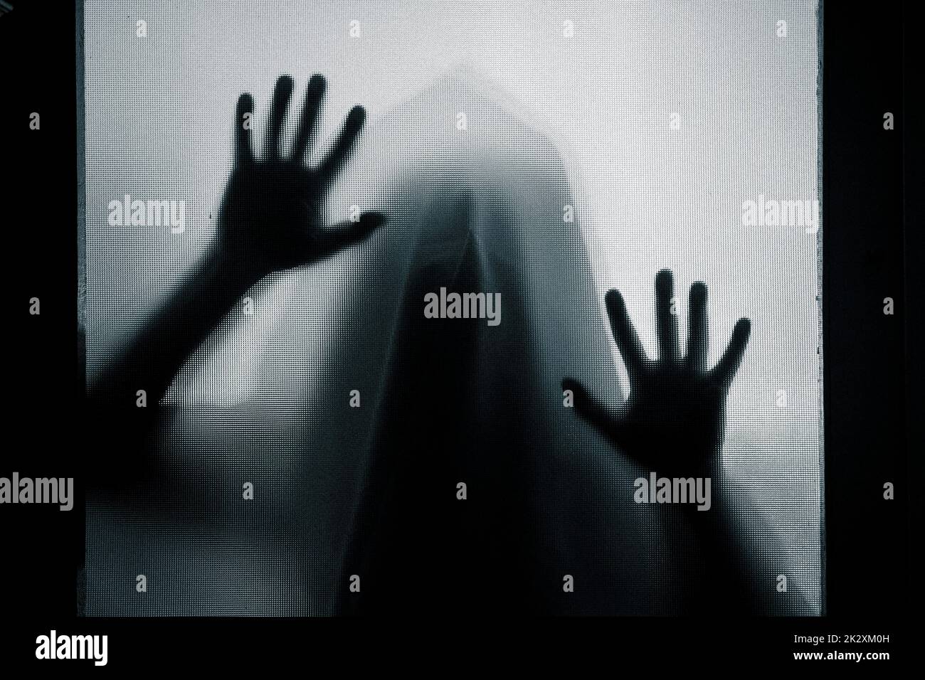 Figura oscura, fantasma dietro il vetro - sfondo orrore Foto Stock
