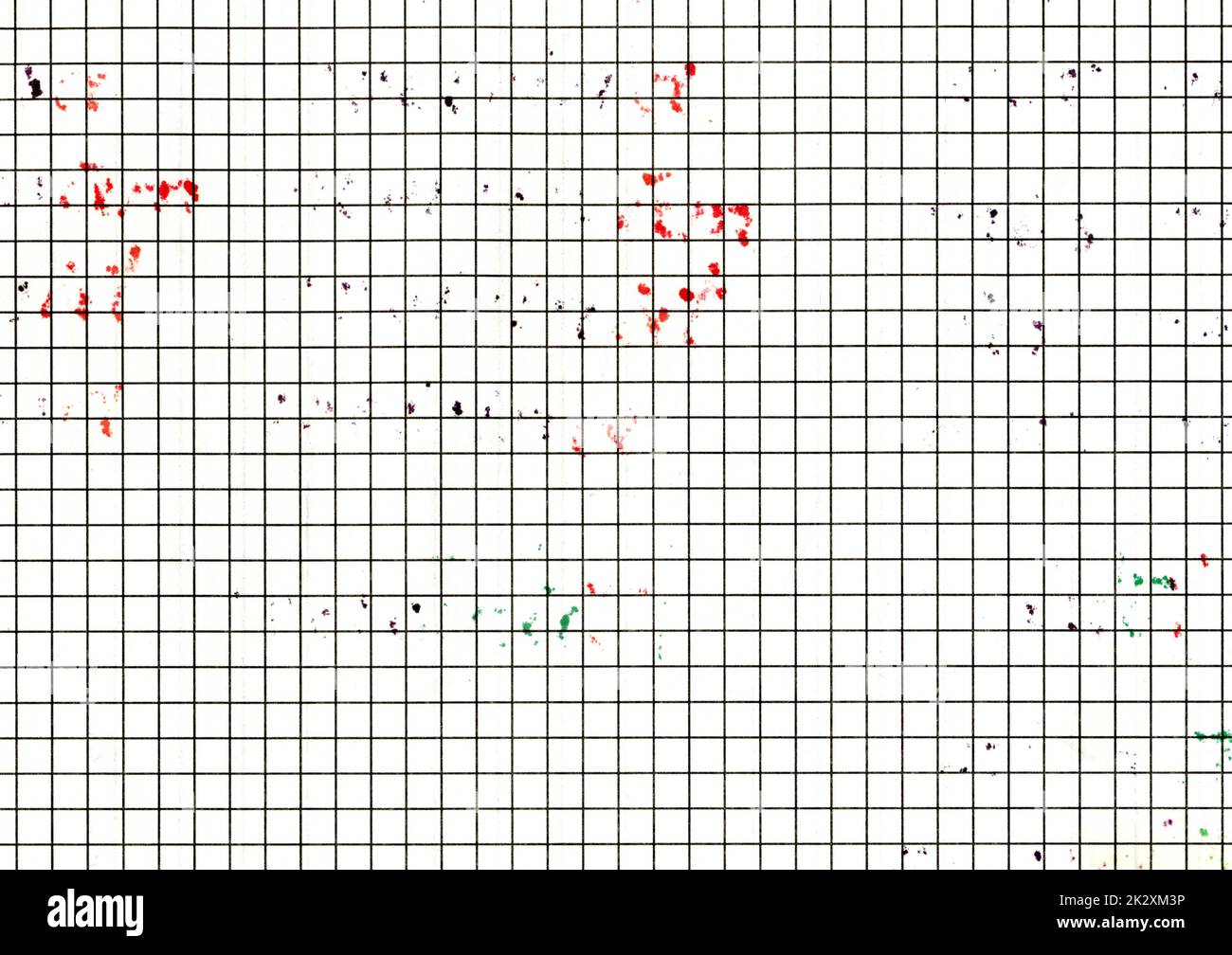 Alta risoluzione usata, linee spesse logorate carta grafica a scacchi texture sfondo scansione con macchie di colore dalla scrittura con marcatori, carta da parati vecchia scuola con tempo carta da parati con spazio di copia per il testo Foto Stock