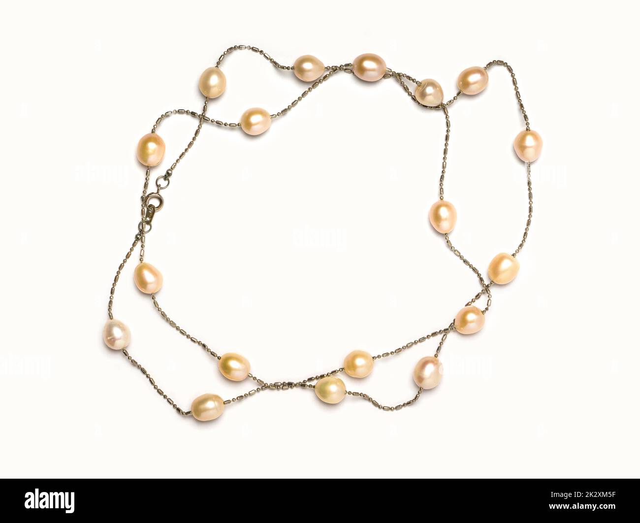 Collana goccia forma perla d'acqua dolce su sfondo bianco. Collezione di accessori per gioielli di lusso. Foto studio Foto Stock