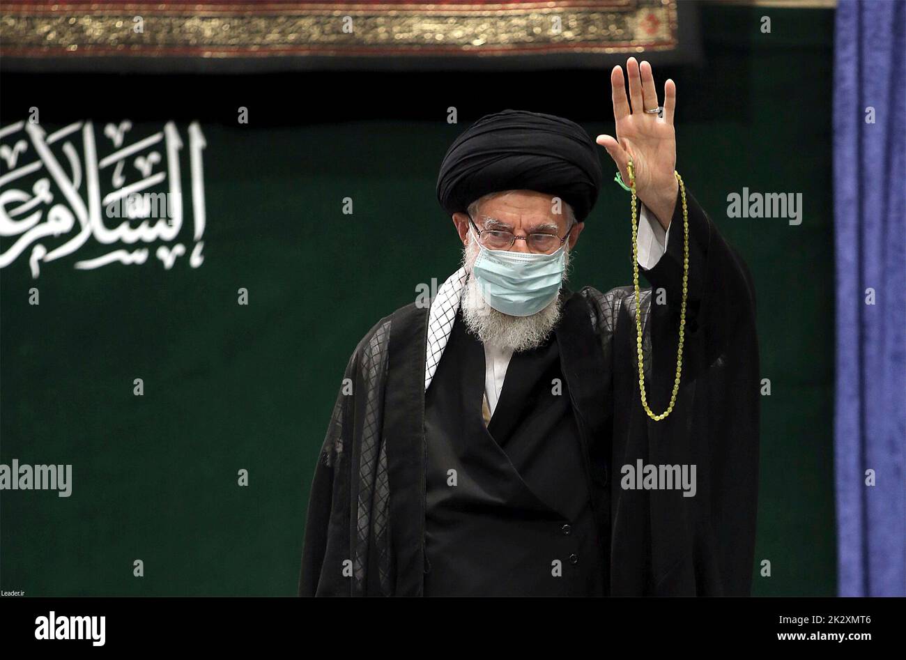 Teheran, Iran. 17th Set, 2022. Il leader supremo iraniano Ayatollah Ali Khamenei ondeggia durante una cerimonia in occasione di Arbaeen, 17 settembre 2022 a Teheran, in Iran. Credit: Handout/Ufficio del leader supremo iraniano/Alamy Live News Foto Stock