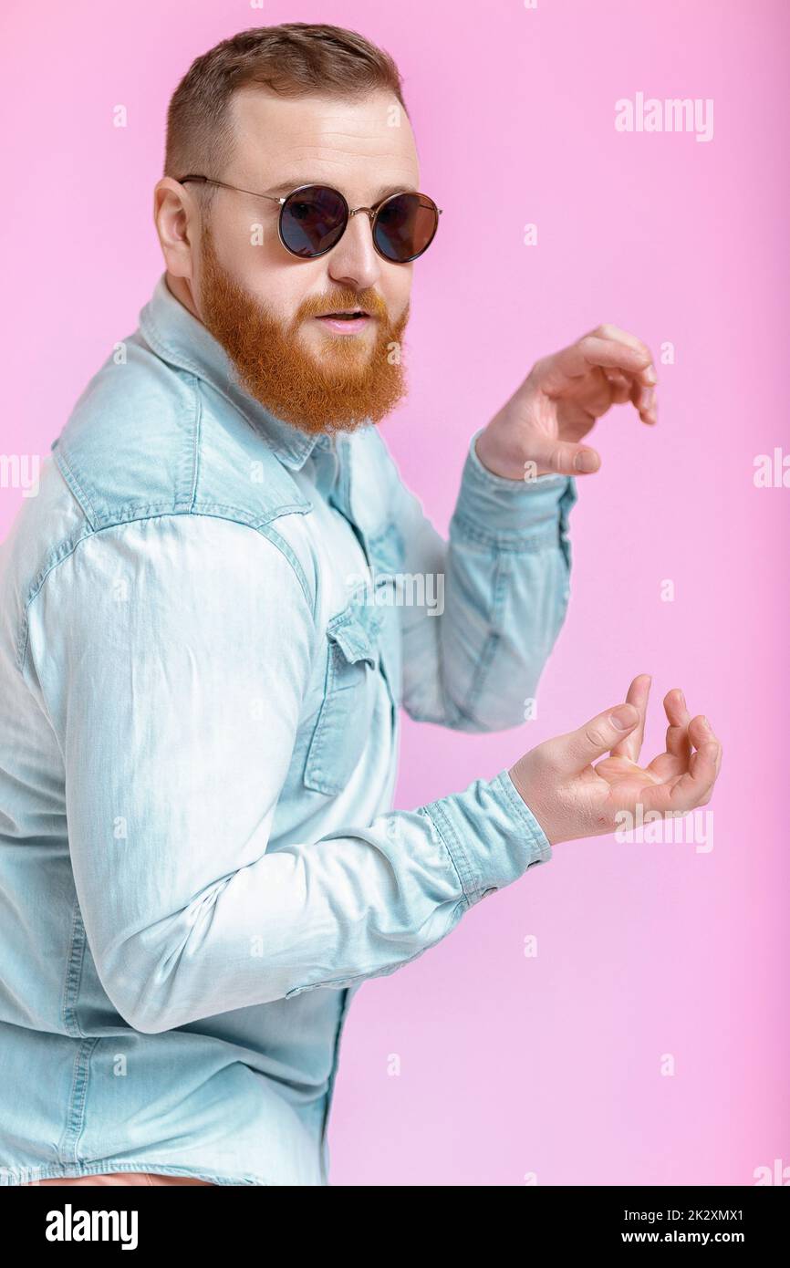 Barba uomo in occhiali da sole e denim shirt Foto Stock