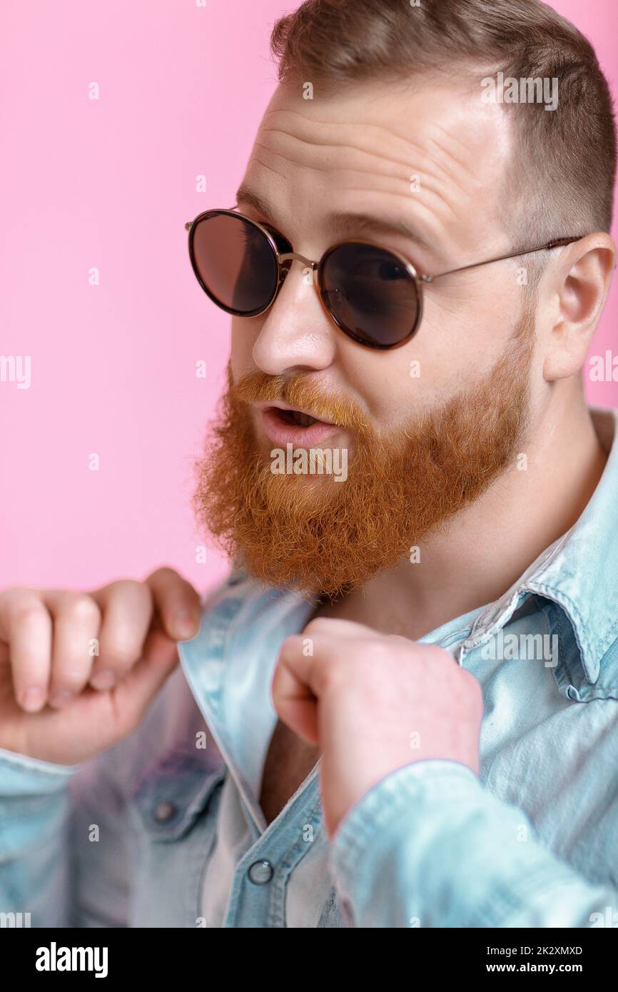 Barba uomo in occhiali da sole e denim shirt Foto Stock
