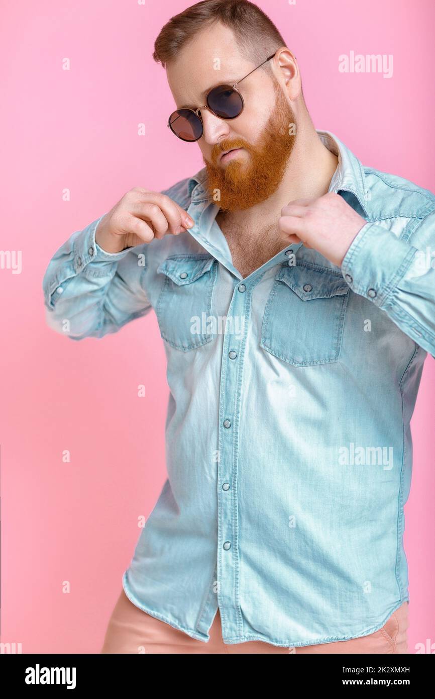 Barba uomo in occhiali da sole e denim shirt Foto Stock