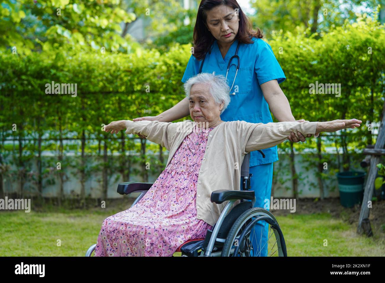 Medico aiutare asiatico anziano paziente di disabilità in ospedale di cura, concetto medico. Foto Stock