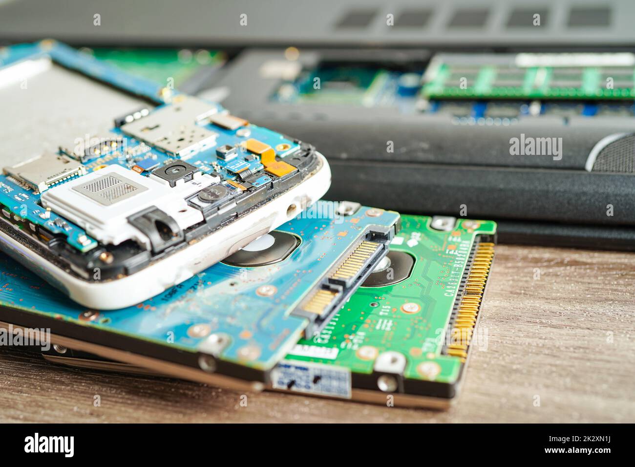 Riparazione e aggiornamento del concetto di telefonia mobile, elettronica, hardware e tecnologia. Foto Stock