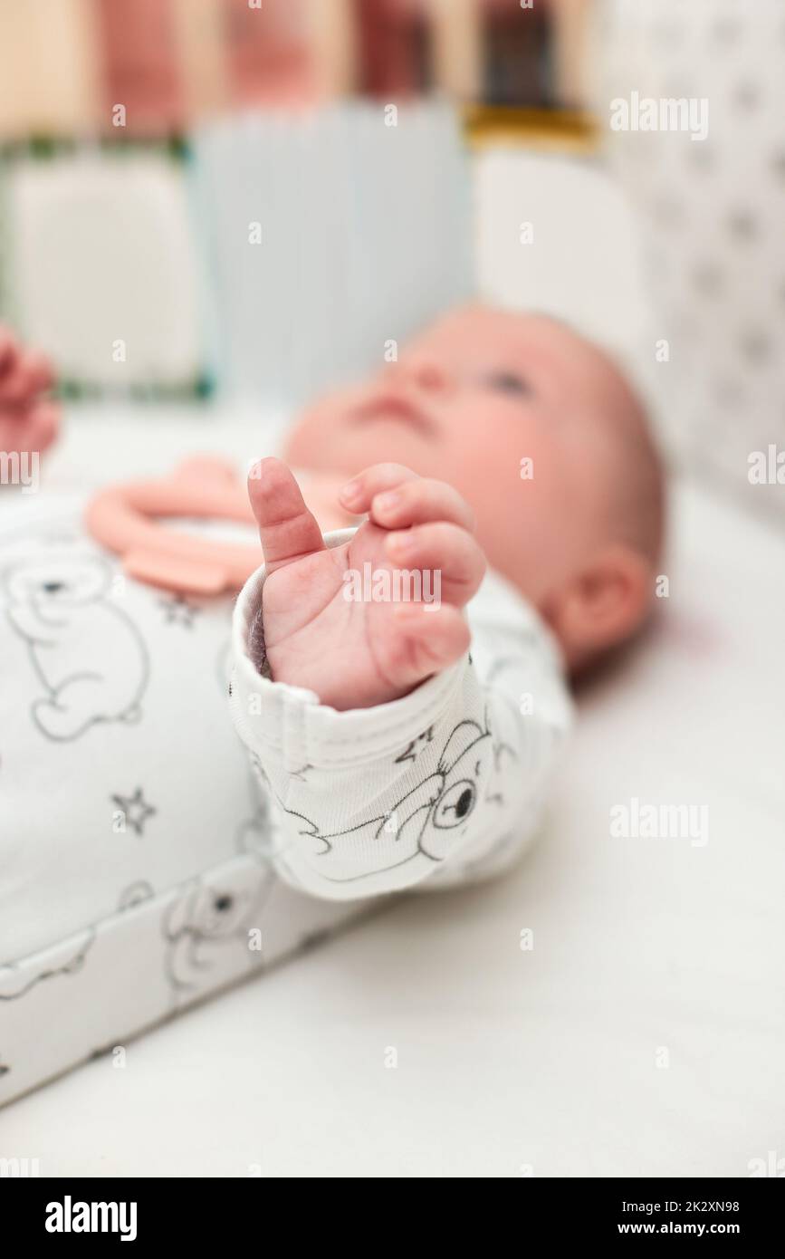 primo piano della mano del bambino. bambino neonato carino a casa Foto Stock