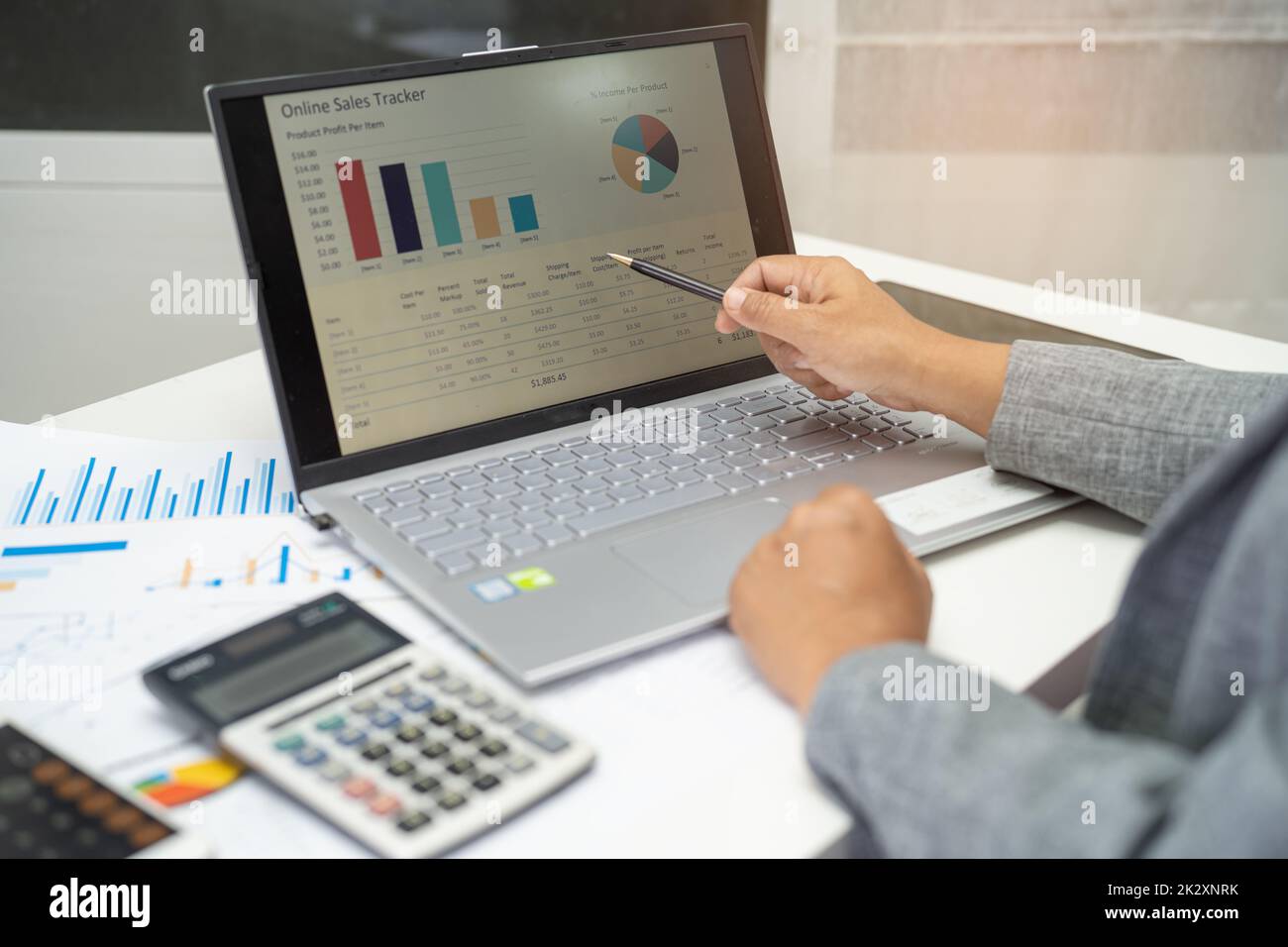 Ragioniere asiatico lavoro e analisi di relazioni finanziarie contabilità di progetto con grafico in moderno ufficio, finanza e business concept. Foto Stock