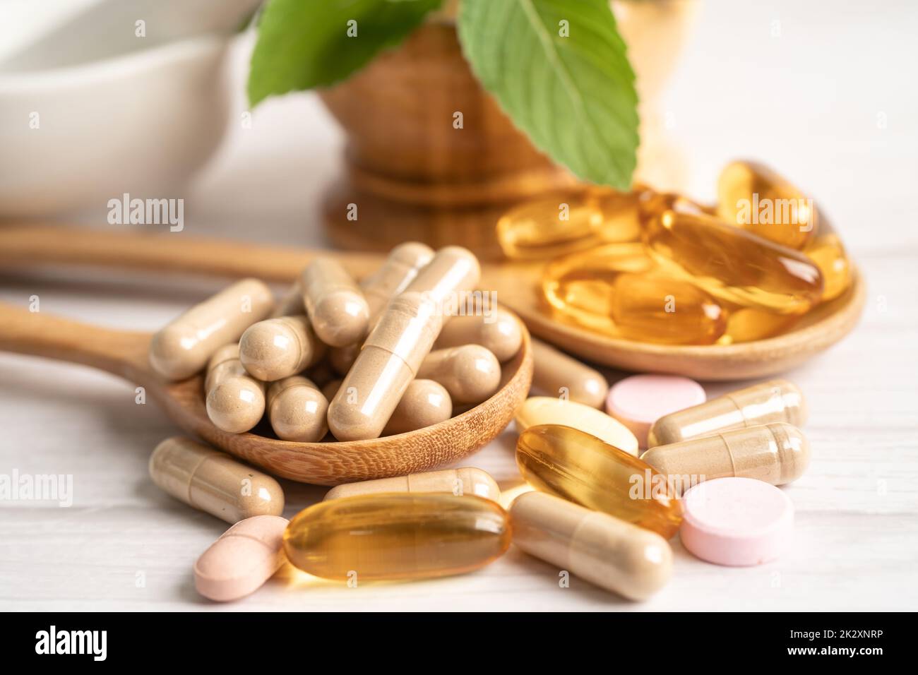 Medicina alternativa capsula organica a base di erbe con vitamina e omega 3 olio di pesce, minerale, farmaco con erbe foglie integratori naturali per una buona vita sana. Foto Stock