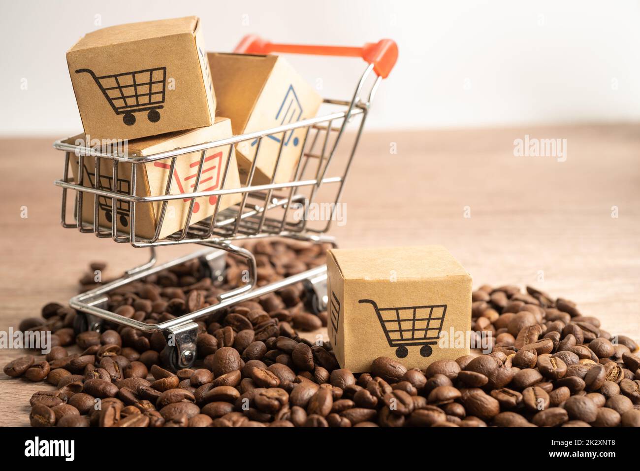 Scatola con il simbolo del carrello di shopping sui chicchi di caffè, Import Export Shopping online o servizio di consegna eCommerce negozio spedizione del prodotto, commercio, fornitore concetto. Foto Stock