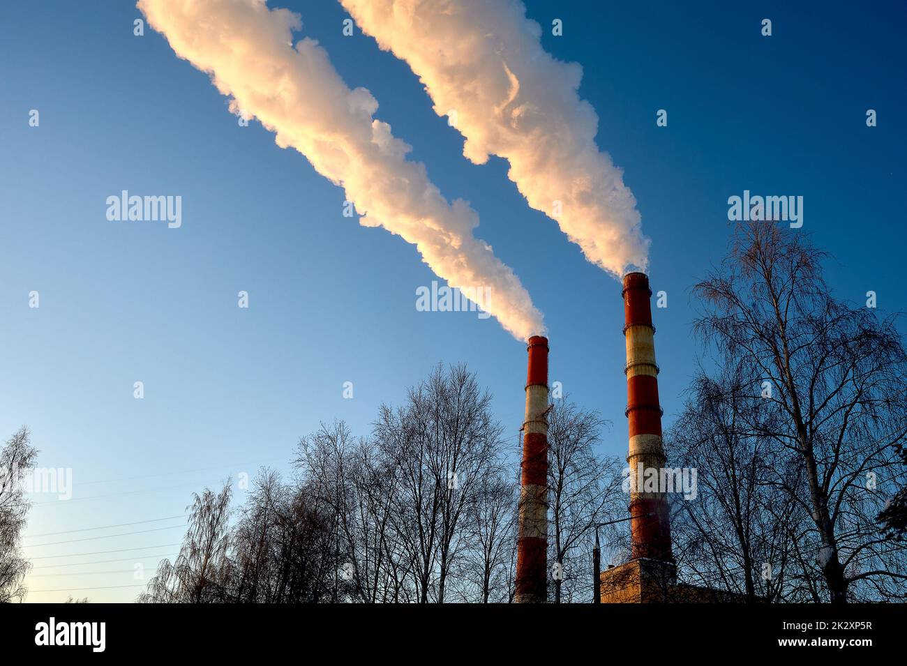 dai tubi del cielo blu fuoriesce del fumo bianco Foto Stock