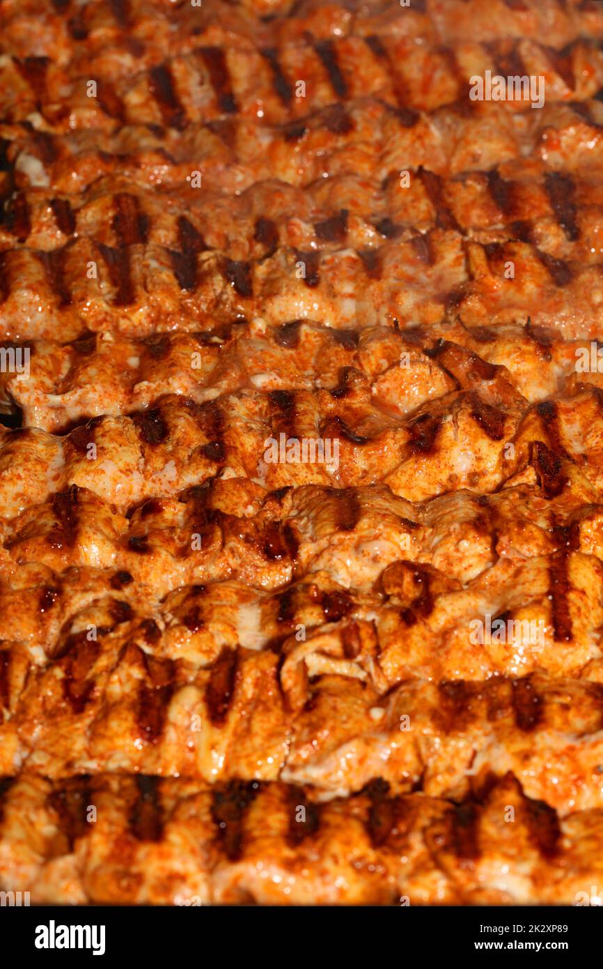 Cottura a base di carne alla griglia primo piano cottura stampe moderne di alta qualità greco tradizionale stile alimentare Foto Stock