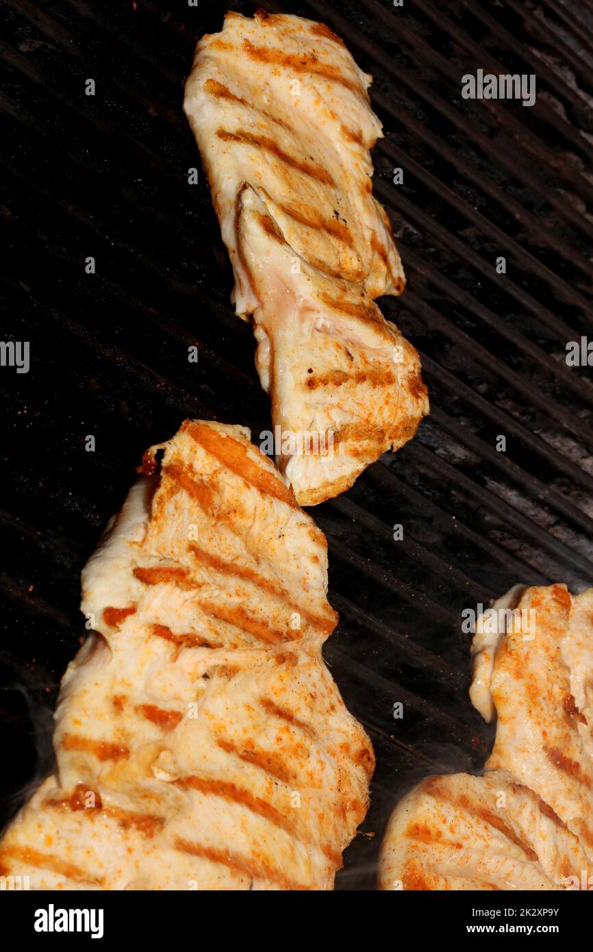 Cottura a base di carne alla griglia primo piano cottura stampe moderne di alta qualità greco tradizionale stile alimentare Foto Stock