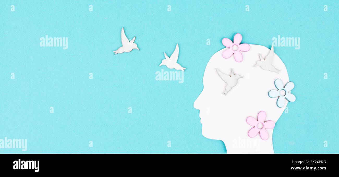 Silhouette di una donna con uccelli e fiori, biglietto d'auguri con spazio copia, mentalità aperta, ritratto creativo Foto Stock