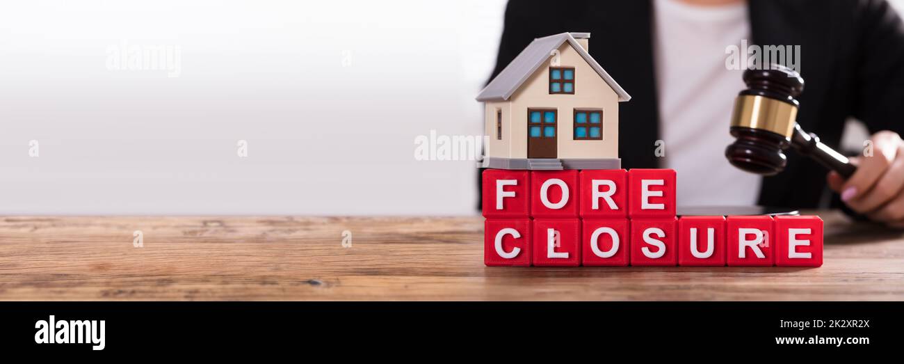 Primo piano del modello Casa su blocchi cubici di Foreclosure Foto Stock